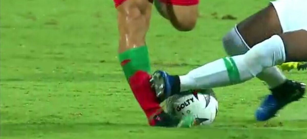 La fuerte infracción de defensor de Nacional sobre jugador de Patriotas