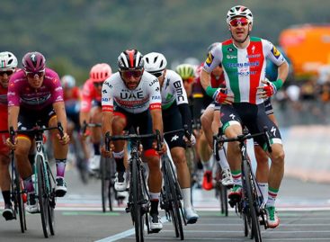 Por decisión de los jueces, Fernando Gaviria ganó la tercera etapa del Giro de Italia