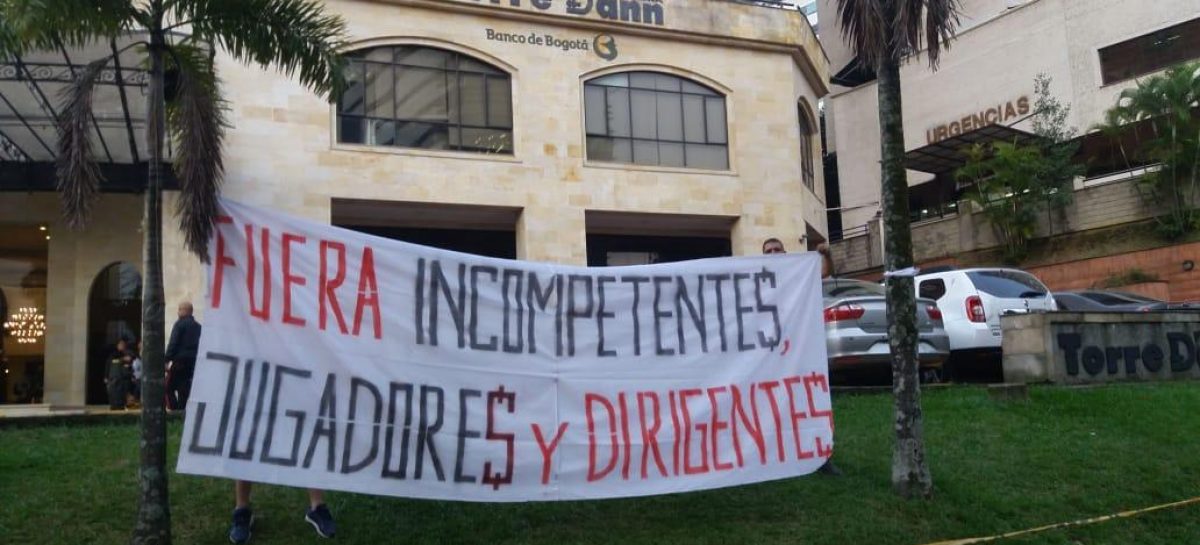 Hinchas del DIM manifestaron su inconformidad con el granadino Raúl Giraldo
