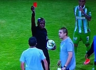 ¡Mal ejemplo! Juan Carlos Osorio fue expulsado y manoteó al árbitro