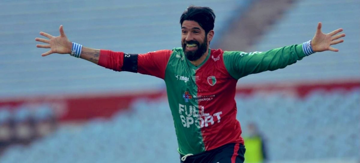 A los 43 años, Sebastián Abreu marcó su primer gol como técnico-jugador de Boston River