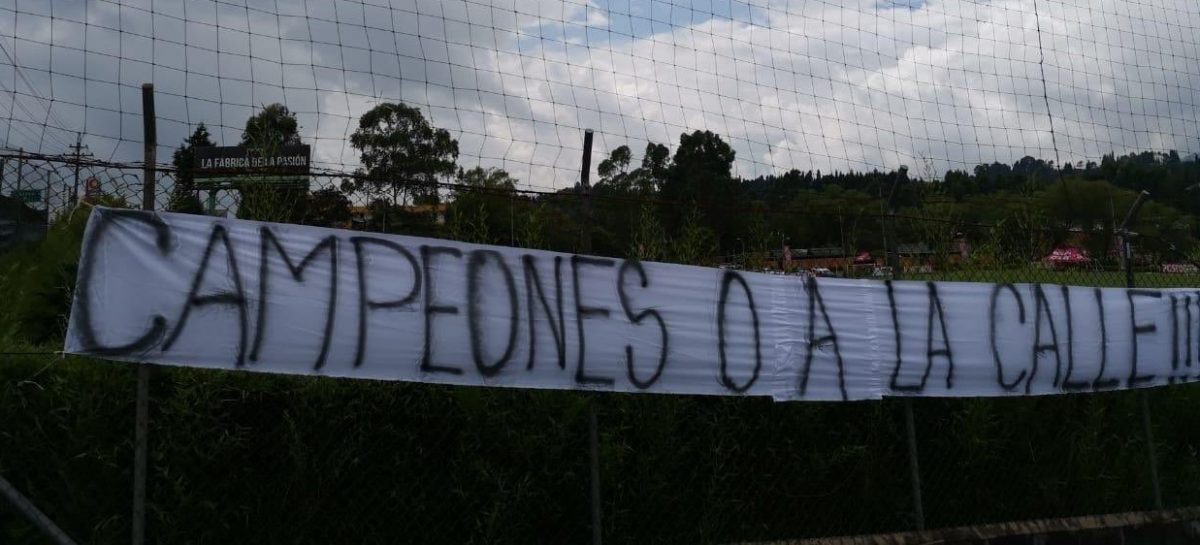 “¡Campeones o a la calle!”: Hinchas de Nacional expresaron su inconformismo en Guarne