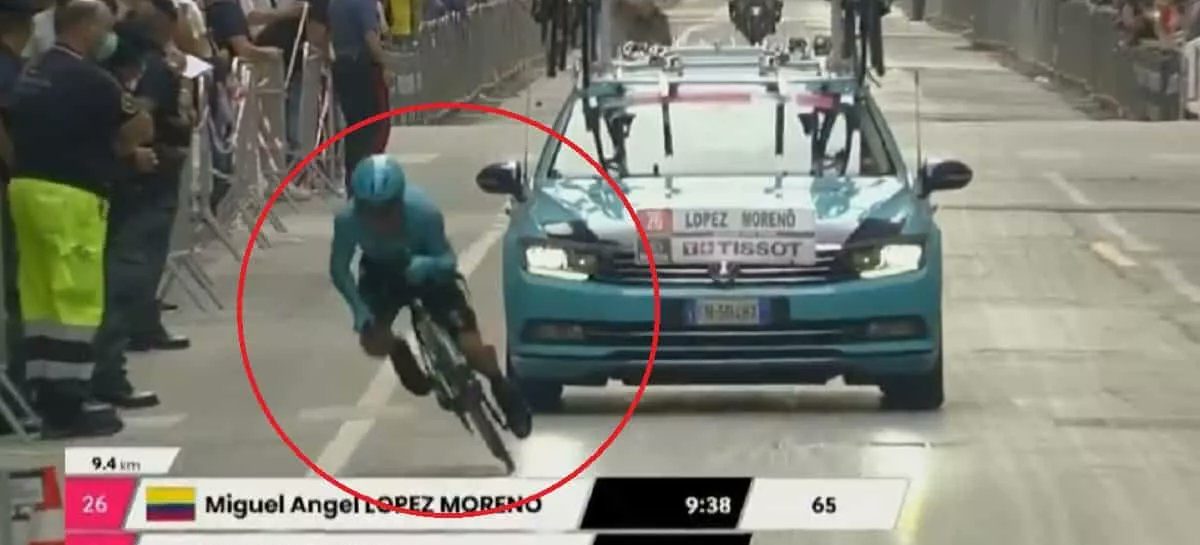 Miguel Ángel López fue retirado en ambulancia tras fuerte caída en el Giro de Italia