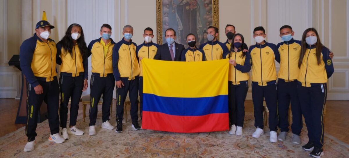 Mariana Pajón recibió el Pabellón Nacional en nombre de los deportistas que competirán en los JJOO