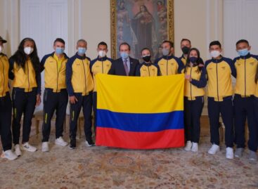 Mariana Pajón recibió el Pabellón Nacional en nombre de los deportistas que competirán en los JJOO