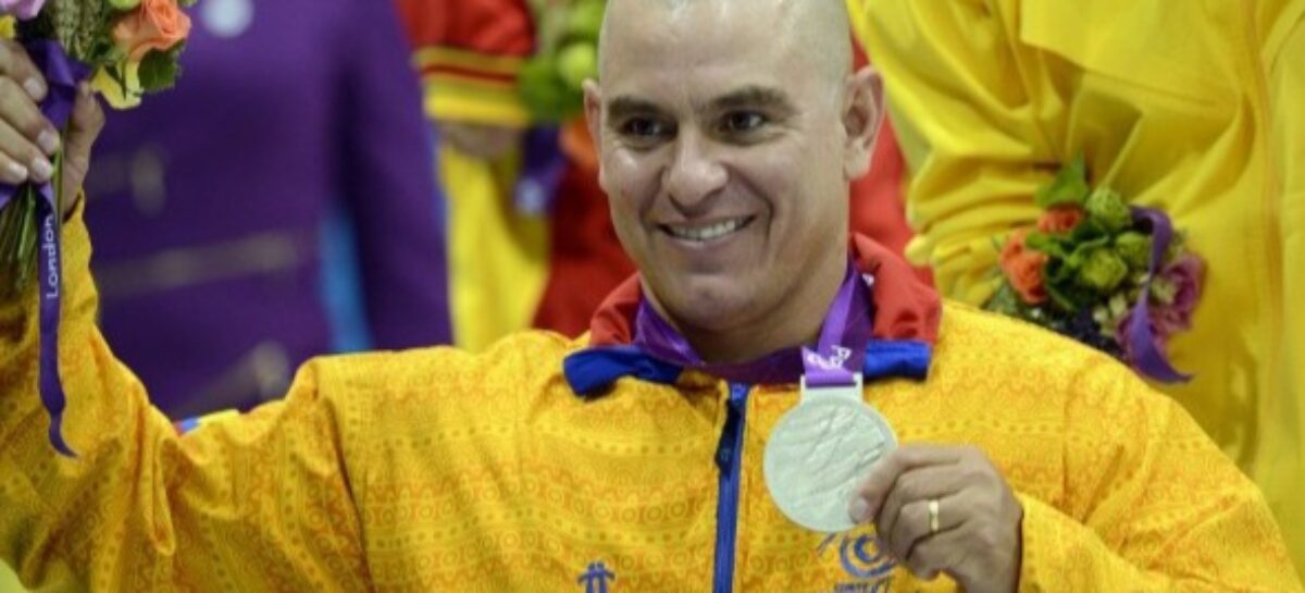 A los 47 años, Moisés Fuentes ganó medalla de plata en los Paralímpicos