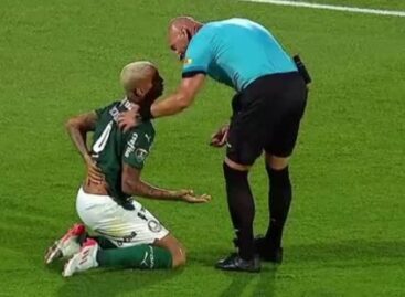 Momento curioso: Jugador de Palmeiras simuló agresión… ¡Del árbitro!