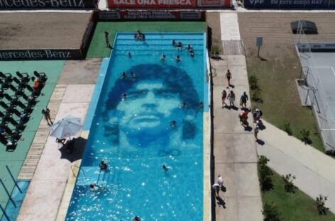 Homenaje subacuático: el rostro de Diego Armando Maradona fue dibujado en una piscina