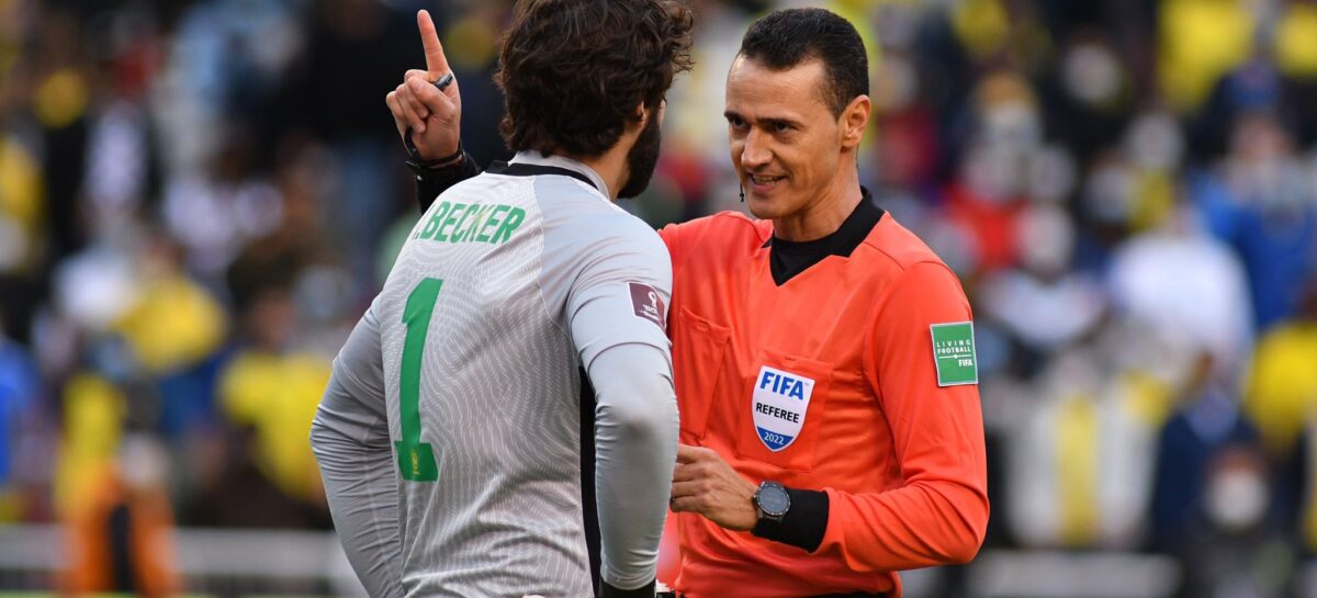 Wilmar Roldán expulsó dos veces a Alisson Becker: el VAR lo salvó