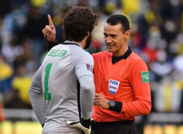 Wilmar Roldán expulsó dos veces a Alisson Becker: el VAR lo salvó
