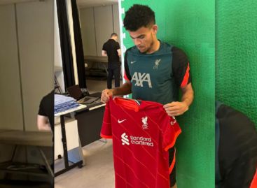 Primera imagen del colombiano Luis Díaz con la camiseta del Liverpool