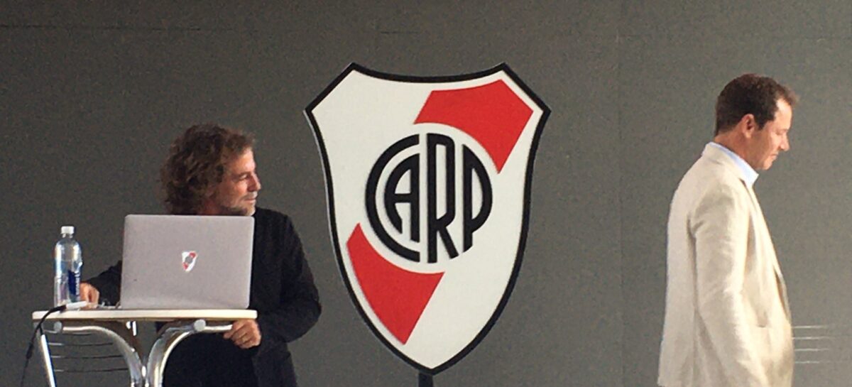 River Plate presentó su nuevo escudo: la banda roja es más sobresaliente