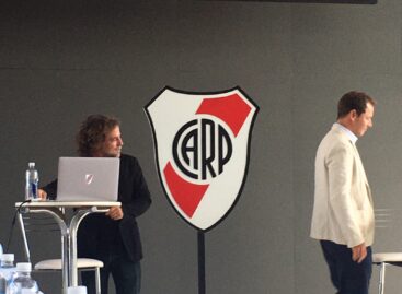 River Plate presentó su nuevo escudo: la banda roja es más sobresaliente