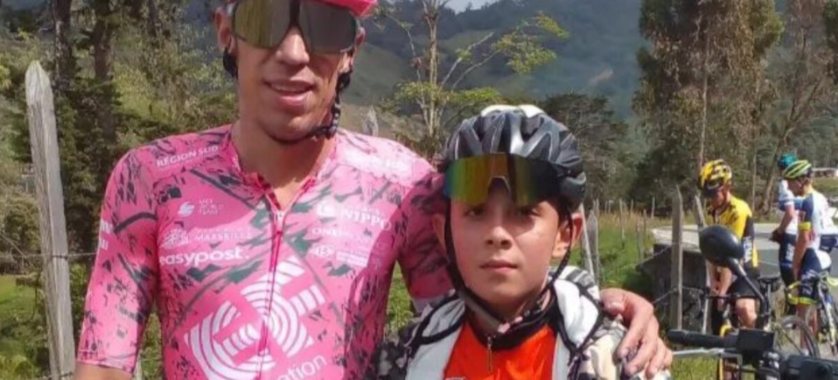Rigo y su gesto con Ángel David, el menor que le siguió el ritmo en las vías del Oriente