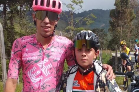 Rigo y su gesto con Ángel David, el menor que le siguió el ritmo en las vías del Oriente