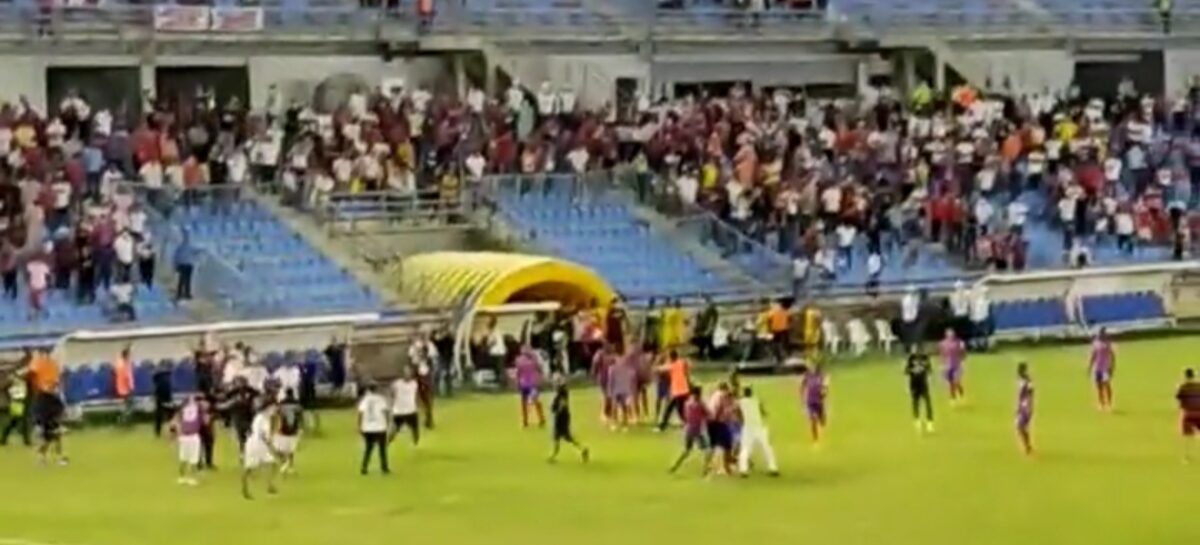 Hinchas de Unión Magdalena ingresaron a la cancha para agredir a sus propios jugadores