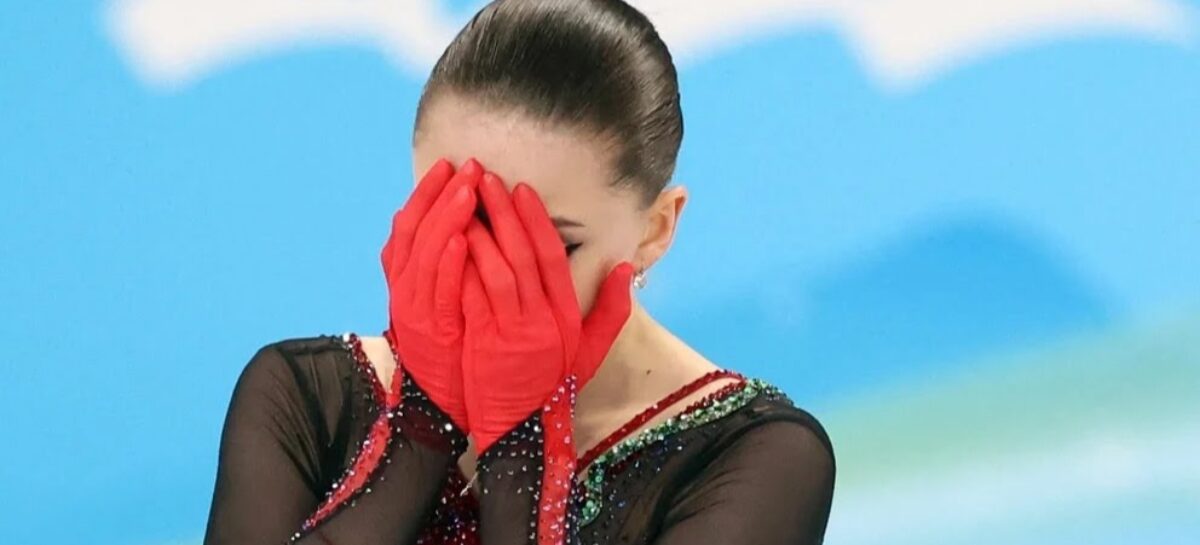 En medio de la polémica por dopaje, Kamila Valieva se cayó varias veces en su última prueba