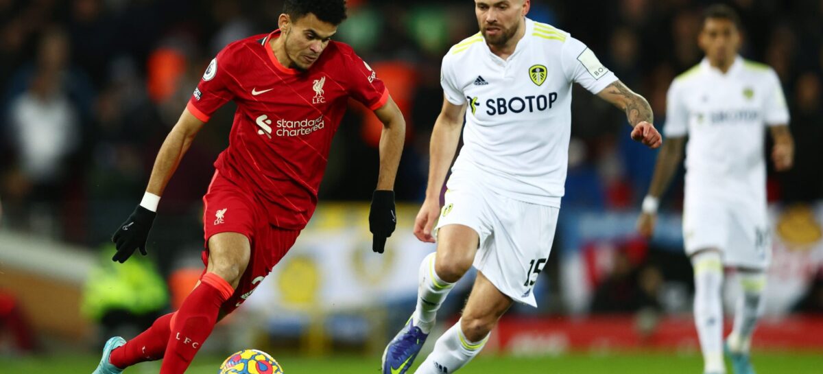 Con Luis Díaz como titular, Liverpool goleó al Leeds y se acerca al liderato de la Premier League