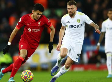 Con Luis Díaz como titular, Liverpool goleó al Leeds y se acerca al liderato de la Premier League