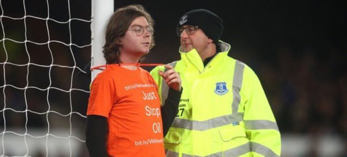En la Premier League, un hincha ingresó a la cancha y se ató a un poste del arco