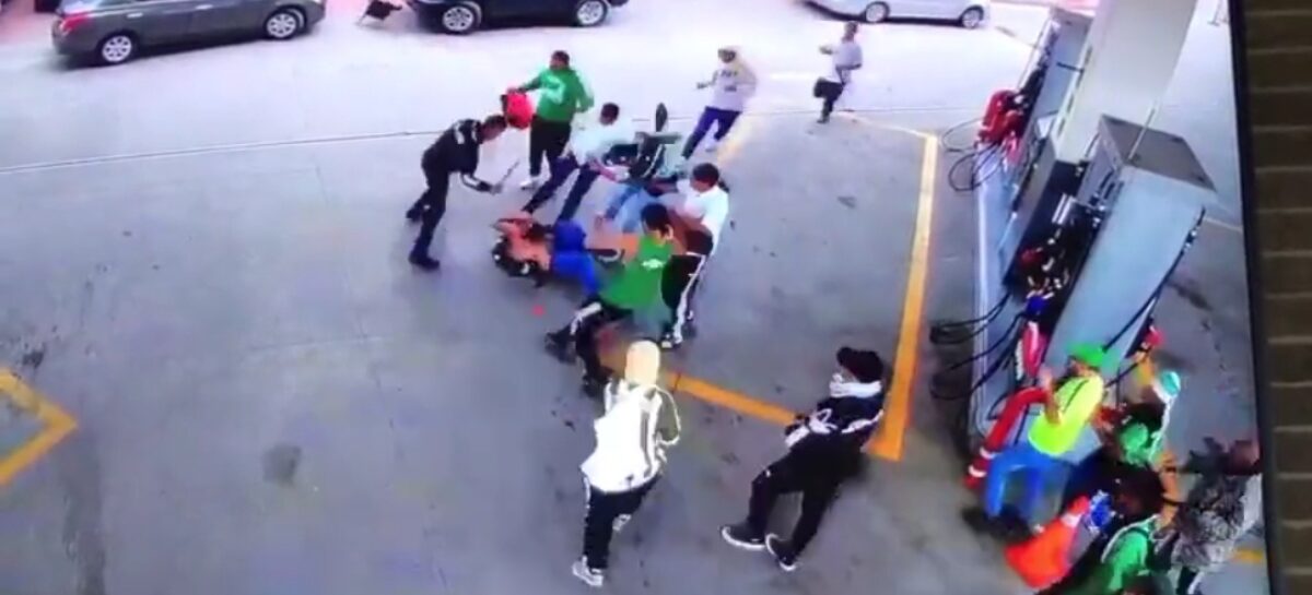 ¡Impactante! La brutal golpiza que recibió un hombre en enfrentamiento entre hinchas de Nacional