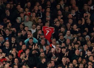 Al minuto 7, hinchas del Liverpool aplaudieron en apoyo a Cristiano Ronaldo