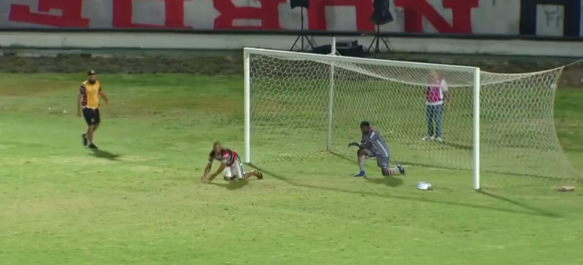 Insólito: un hincha ingresó a la cancha para «enseñarle» al arquero cómo atajar