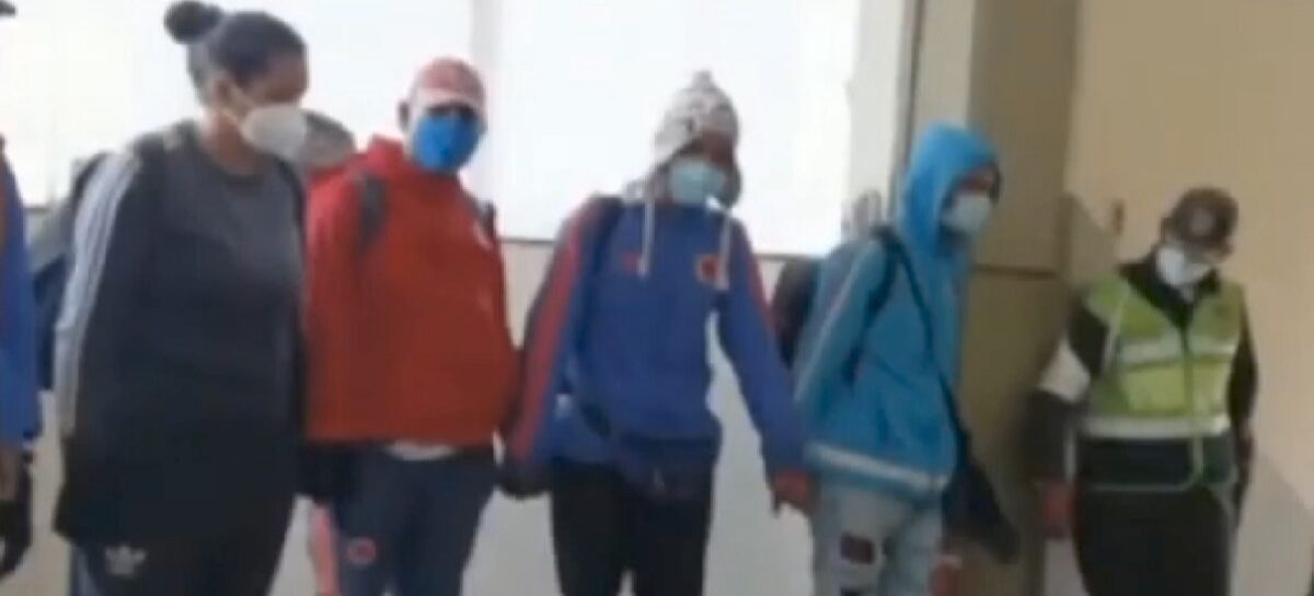 El colmo: hinchas de Cali y Junior se enfrentaron a machete en Bolivia