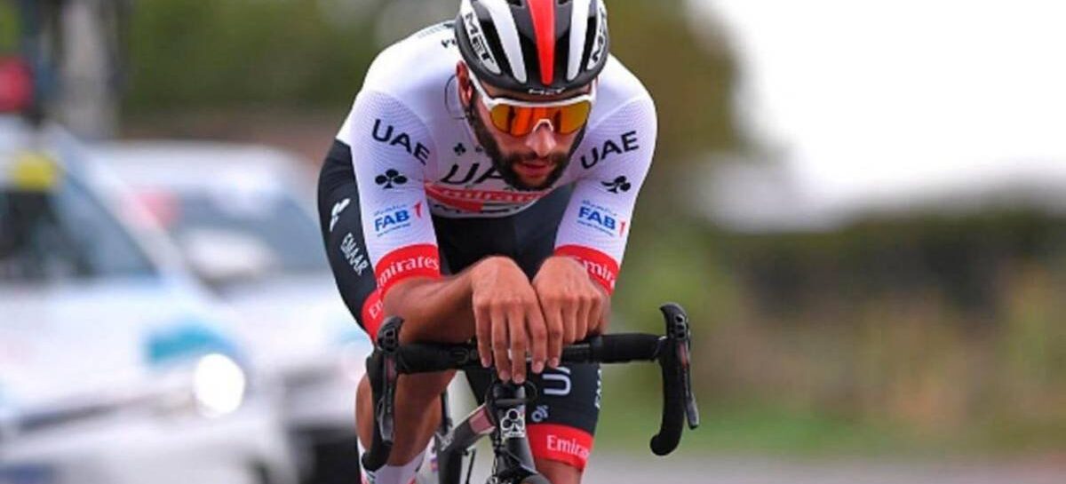 Fernando Gaviria terminó molesto al no poder ganar la quinta etapa del Giro de Italia