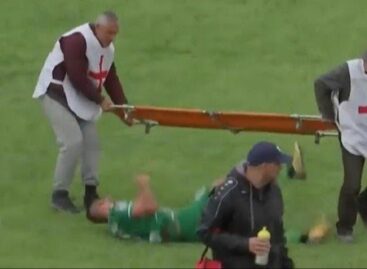 ¡Se tiró de la camilla! La insólita forma de ‘hacer tiempo’ en el fútbol de Bulgaria