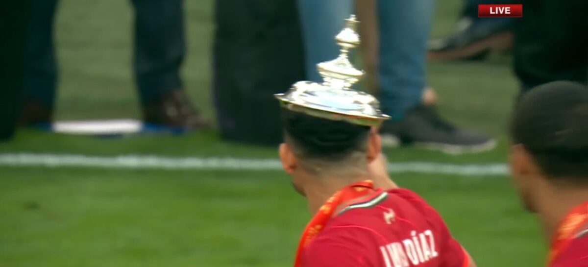 ¡Ojo con la copa! A Luis Díaz se le cayó la parte alta del trofeo de la FA Cup
