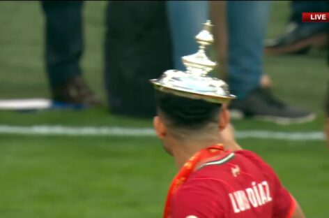 ¡Ojo con la copa! A Luis Díaz se le cayó la parte alta del trofeo de la FA Cup