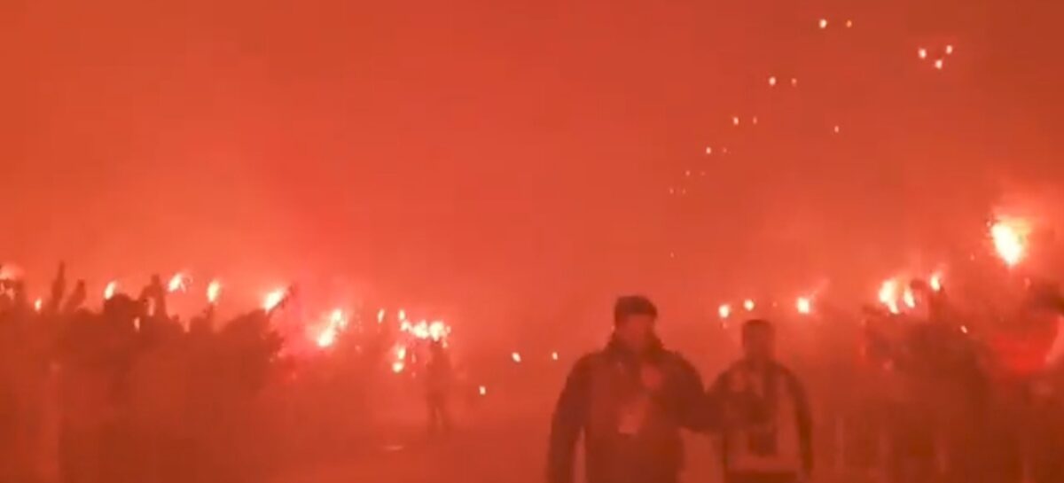 ¡Espectacular! El recibimiento de los hinchas de Internacional de Porto Alegre a su equipo en la Copa Sudamericana