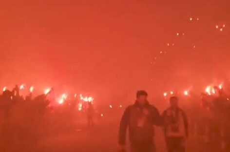 ¡Espectacular! El recibimiento de los hinchas de Internacional de Porto Alegre a su equipo en la Copa Sudamericana