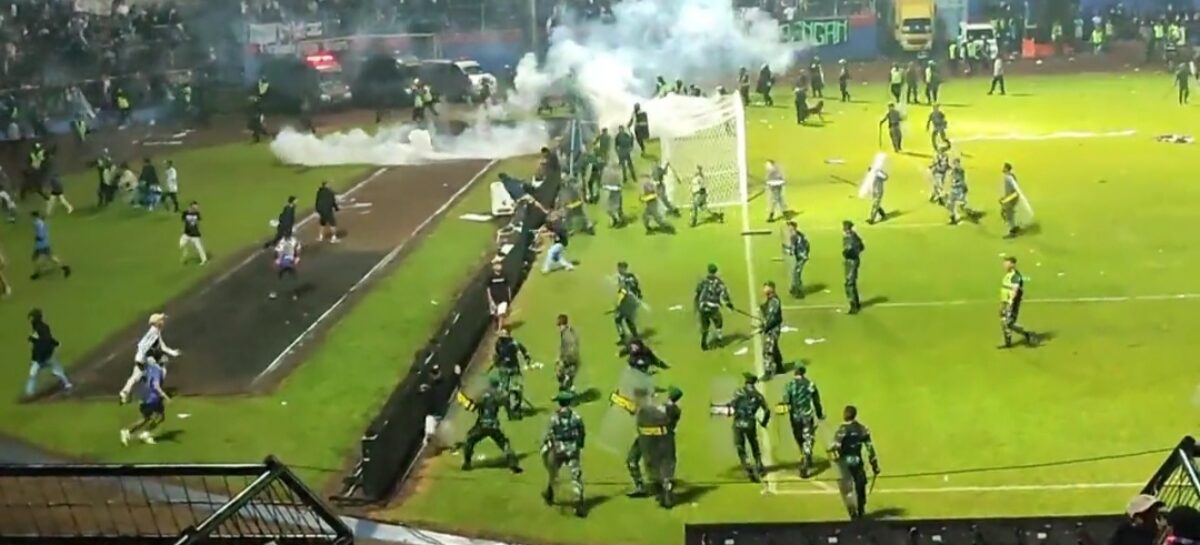 Tragedia en el fútbol de Indonesia: Reportan más de 100 muertos tras batalla campal
