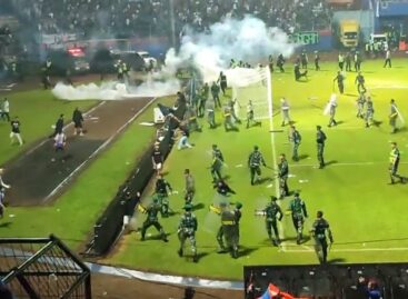 Tragedia en el fútbol de Indonesia: Reportan más de 100 muertos tras batalla campal