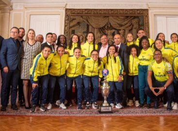 Gobierno entregó reconocimientos económicos a la Selección Femenina de Fútbol de Salón