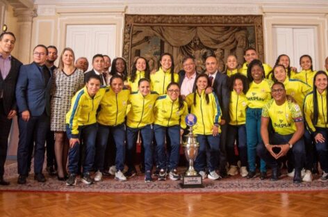 Gobierno entregó reconocimientos económicos a la Selección Femenina de Fútbol de Salón