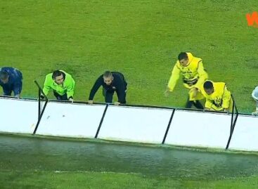 ¡Insólito! Con vallas publicitarias tuvieron que sacar el agua del estadio de Rionegro