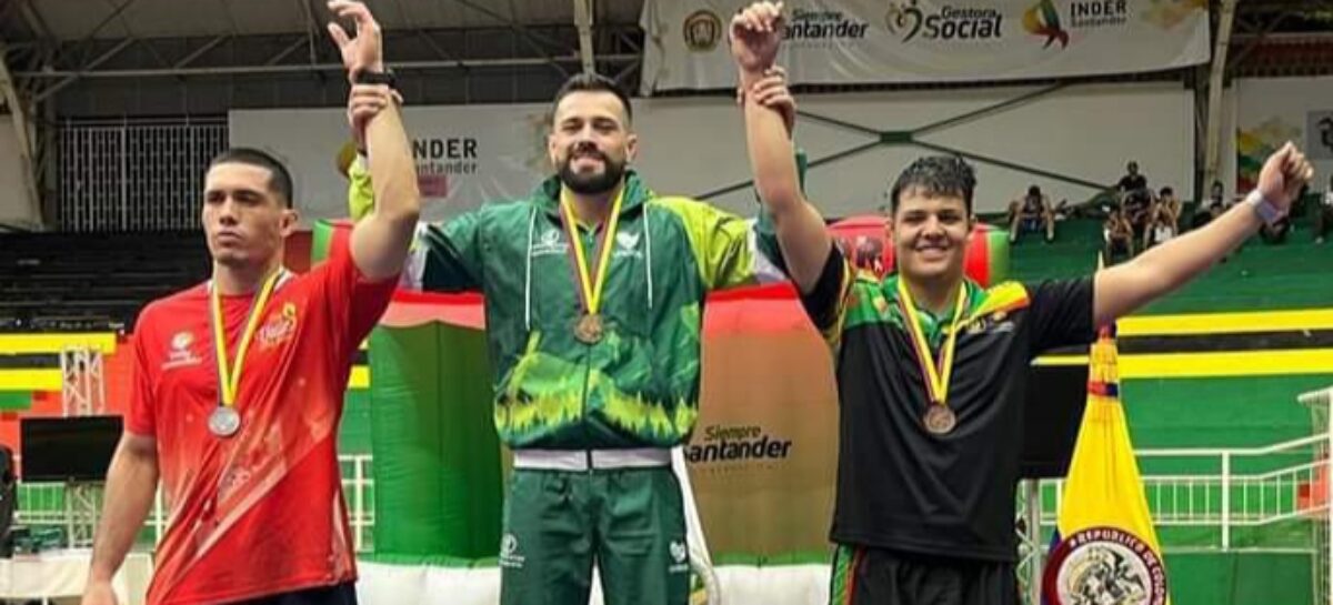 El luchador cejeño Carlos Andrés Muñoz se consagró campeón en Bucaramanga