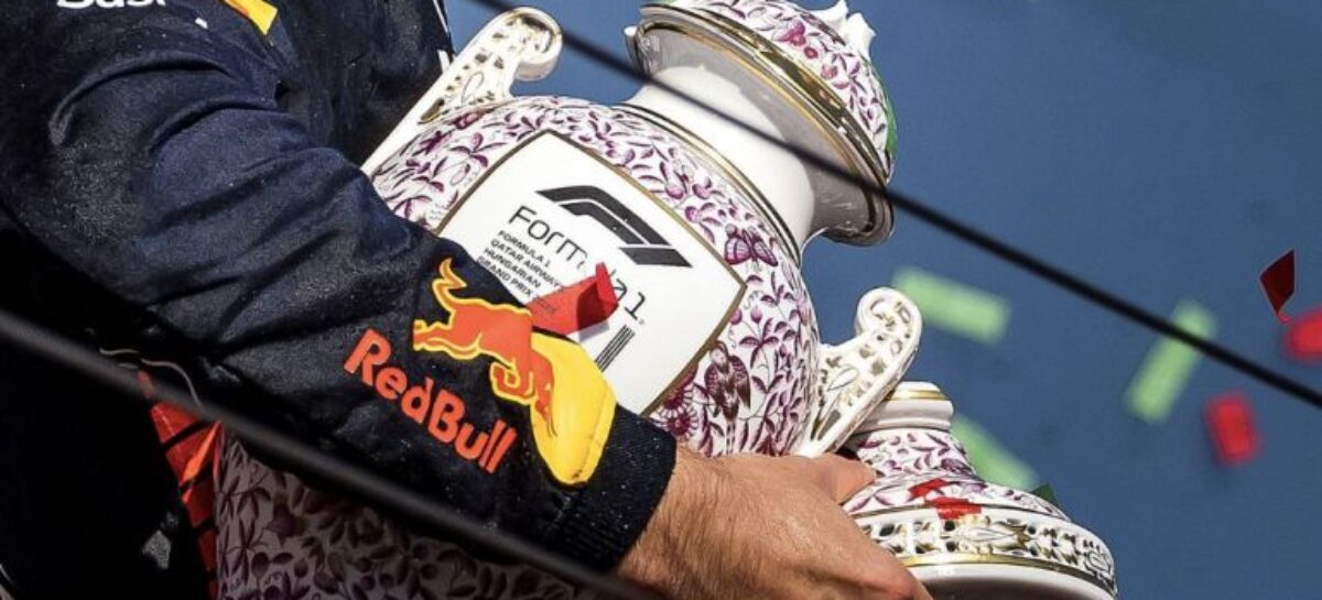 Blooper en la Fórmula 1: en el podio, piloto rompió el trofeo del ganador