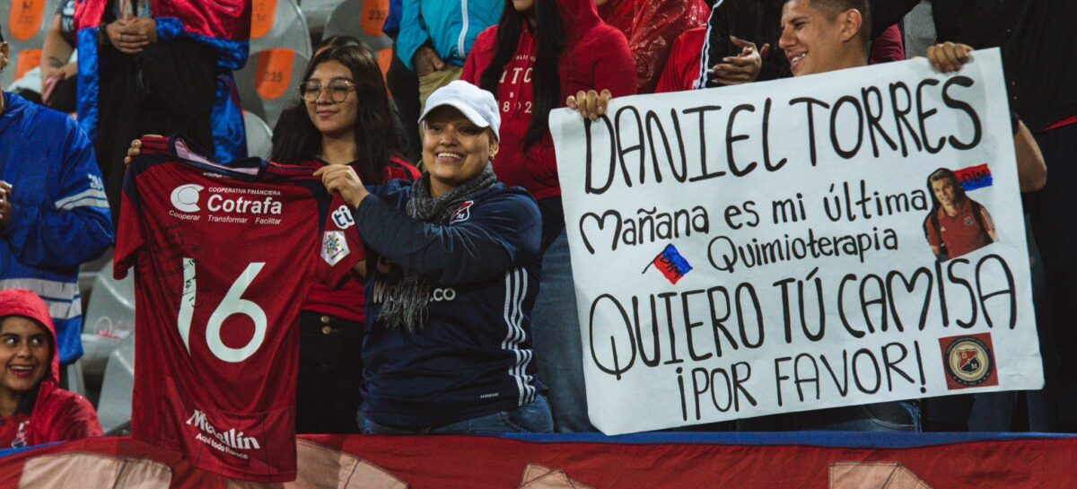 ¡No es solo fútbol! El emotivo gesto de Daniel Torres con una hincha del DIM